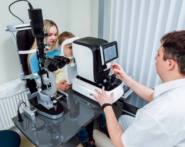 Lamba muayene kesti. Biomicroscopy anterior göz parçasının. Temel göz muayenesinde.