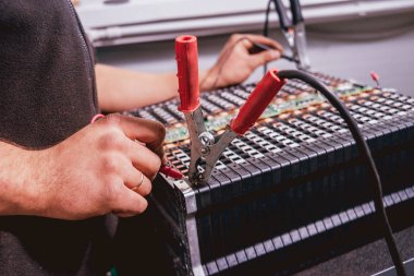 Elecric motorlu pilleri şarj. Pil bir elektrikli araç motorunun sökülmesi. Araba Servisi