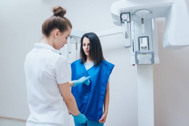 X-ray makinesi hasta kalan genç kadın. Panoramik Radyografi