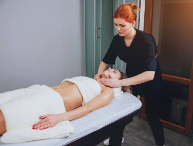 Güzel kadın yüz alma spa salonda Masaj.