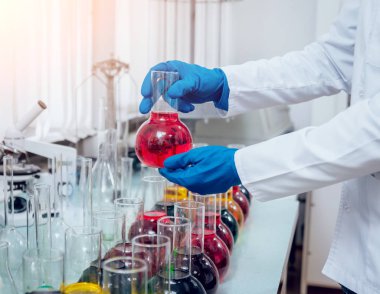 Laboratuvar çalışmalarında bilim teknisyeni.