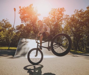 Genç Bmx sürücüsü hileci vasıl skatepark gerçekleştirme.