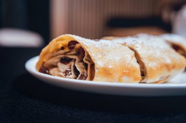 Çikolata karanlık yüzeyi beyaz tabakta strudel closeup süslenmiş