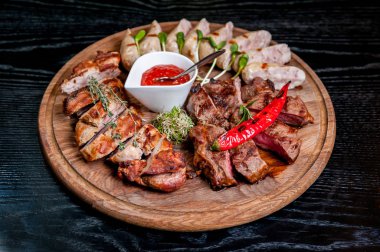 Et soslu bir tabağa dilimlenmiş