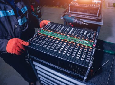 Elecric motorlu pilleri şarj. Pil bir elektrikli araç motorunun sökülmesi. Araba Servisi