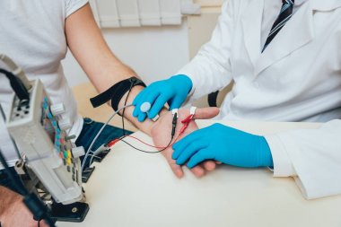 Hasta sinirleri elektromiyografi ile test ediliyor. Tıbbi muayene. EMG