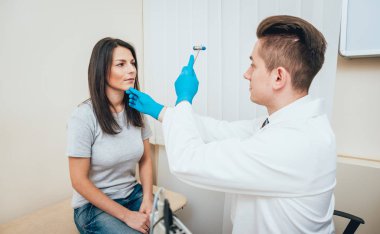 Doktor neuropathologist resepsiyonda. Tıbbi muayene.