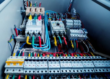 Elektrik donatımı. Kablolar ve izolatörler.