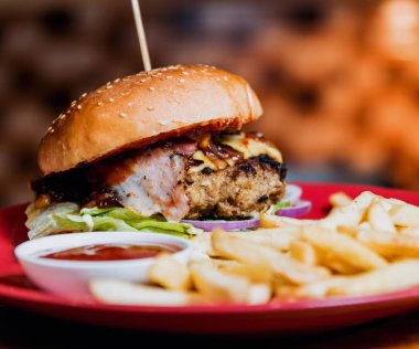 Büyük çizburger ve patates kızartması bir plaka üzerinde. Restoran