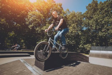 Genç Bmx sürücüsü hileci vasıl skatepark gerçekleştirme.