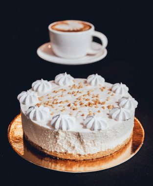 koyu arka plan üzerinde çikolatalı kek.