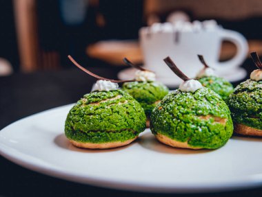 Plaka üzerinde yeşil sır profiterol