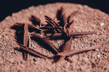 Çikolatalı kek koyu arka plan, portre, selectife odak