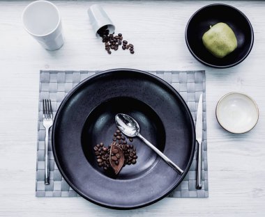 Hizmet ve dekore edilmiş tablo stilish kap ile