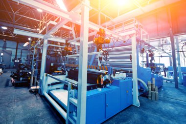 Otomatik üretim hattında fabrika. Plastik torba üretim süreci.