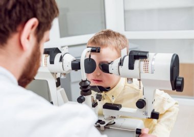 Synoptophore. Şaşılık Tedavisi. Şaşı testi. Orthoptics. Doktor şaşılık muayenesi gerçekleştirir.