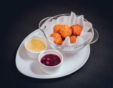 Cam plaka üzerinde köfte. Domates soslu. Arka plan