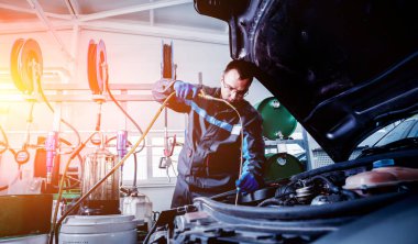 Motor yağ değişimi. Araba tamiri. Servis istasyonu.