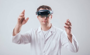 Doktor kullanır gerçeklik gözlükleri artar. Modern teknoloji