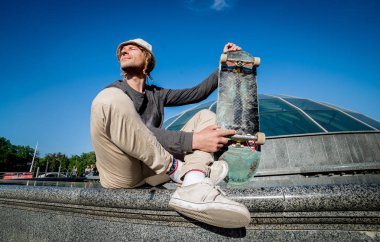 Pratik ve sokaklarda atlama kaykaycı