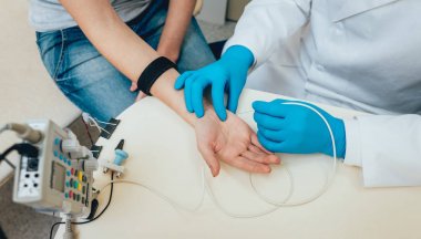 Hasta sinirleri elektromiyografi ile test ediliyor. Tıbbi muayene. EMG