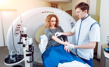 Tıbbi malzeme. Erkek beyaz doktor ve Bayan hasta hastanede bilgisayarlı tomografi odası.