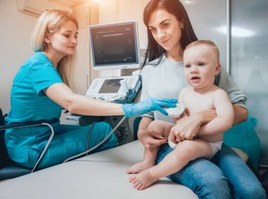 Anne olarak ultrason Tanı ile doktor ve bebek kız. Tıbbi malzeme. Ultrason.