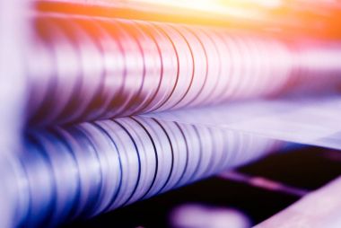 Otomatik üretim hattında fabrika. Plastik torba üretim süreci.