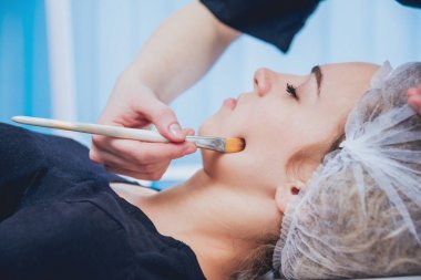 Şevval Özçelik Güzellik ve estetik tıp Kliniği hastada.