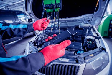 Otomatik mekanik gerilim arabada kontrol etmek voltmetre kullanarak