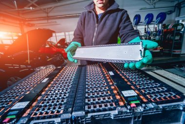 Otomatik mekanik elektrikli araba motoru tamir. Araba Servisi.