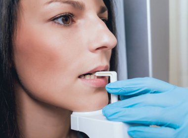 X-ray makinesi hasta kalan genç kadın. Panoramik Radyografi