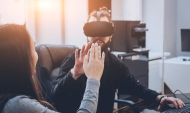 Sanal gerçeklik giyen genç adam ofiste gözlükler.