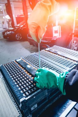 Elecric motorlu pilleri şarj. Pil bir elektrikli araç motorunun sökülmesi. Araba Servisi