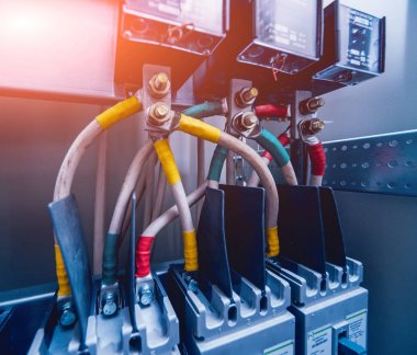 Kablolar ve elektrik kutusuna geçer. Sigortalar ve Kontaktörler elektrik paneli.