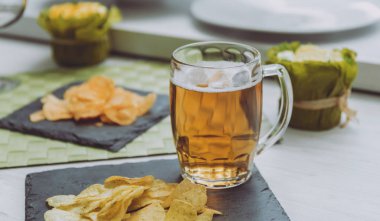 Bira ve büyük beyaz masanın üzerindeki fişlere. Restoran