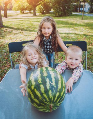 Yeşil Yaz parkta karpuz yeme çocuklu büyük aile