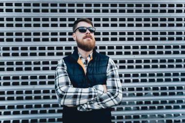 Kameraya poz rahat kıyafetler içinde sakallı yakışıklı.