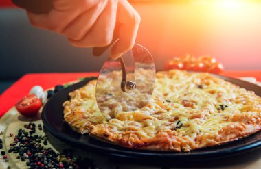 Pizza yemek. Dilimler halinde kesin.