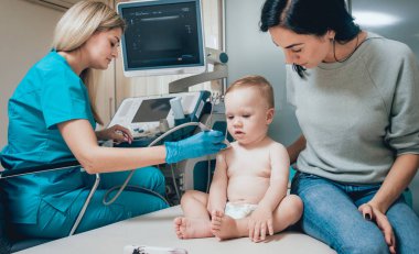 Anne olarak ultrason Tanı ile doktor ve bebek kız. Tıbbi malzeme. Ultrason.