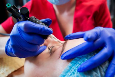 Kalıcı makyaj kız profesyonel dövmeci