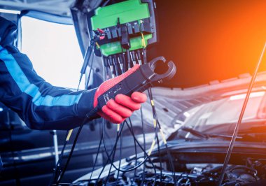 Otomatik mekanik gerilim kontrol etmek voltmetre kullanarak