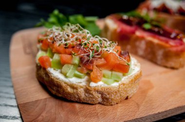 Sandviç ile et ve sebze ahşap tablo