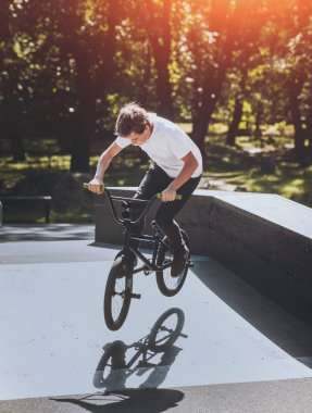 Genç Bmx sürücüsü hileci vasıl skatepark gerçekleştirme.