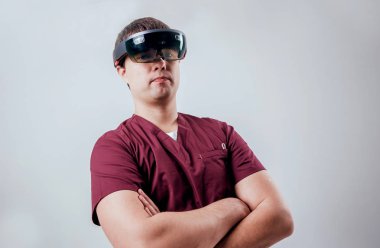 Doktor kullanır gerçeklik gözlükleri artar. Modern teknoloji