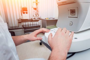 Göz tonometry. Değmeyen kontaklı tonometer. Glokom muayenesi.