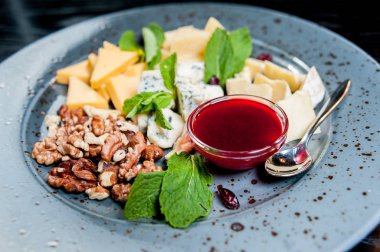 Fındık peynirli bir tabağa dilimlenmiş