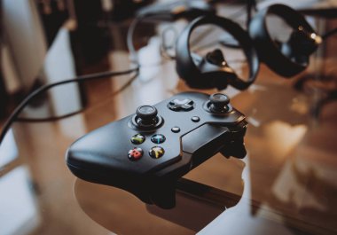 Gamepad üzerinde cam masa ofis portre.