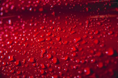 Su kırmızı zemin üzerine bırakır. Araba ayrıntıları