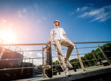 Pratik ve sokaklarda atlama kaykaycı